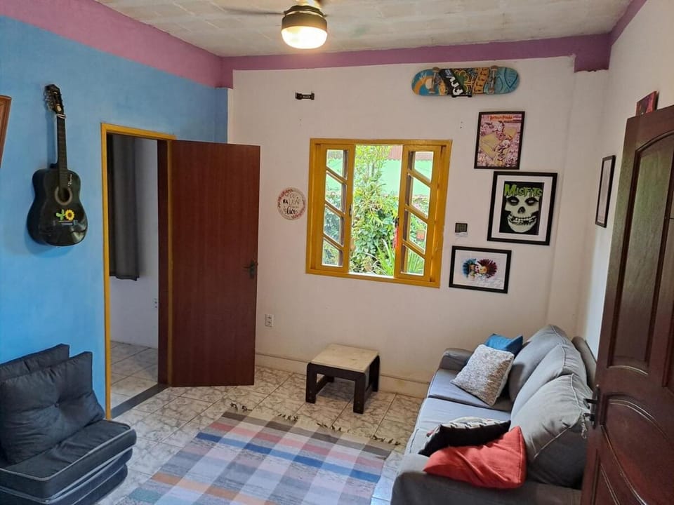 Perto de tudo em Lumiar com churrasqueira, fogão a lenha e estacionamento House in State of Rio de Janeiro