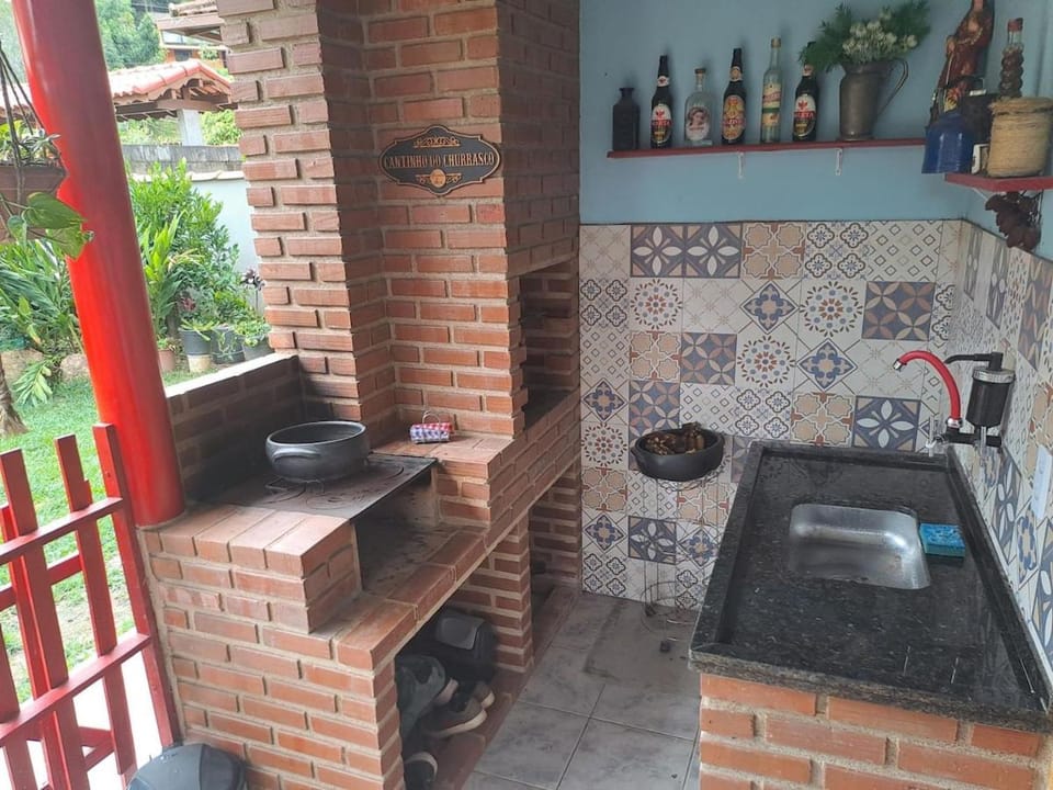 Perto de tudo em Lumiar com churrasqueira, fogão a lenha e estacionamento House in State of Rio de Janeiro