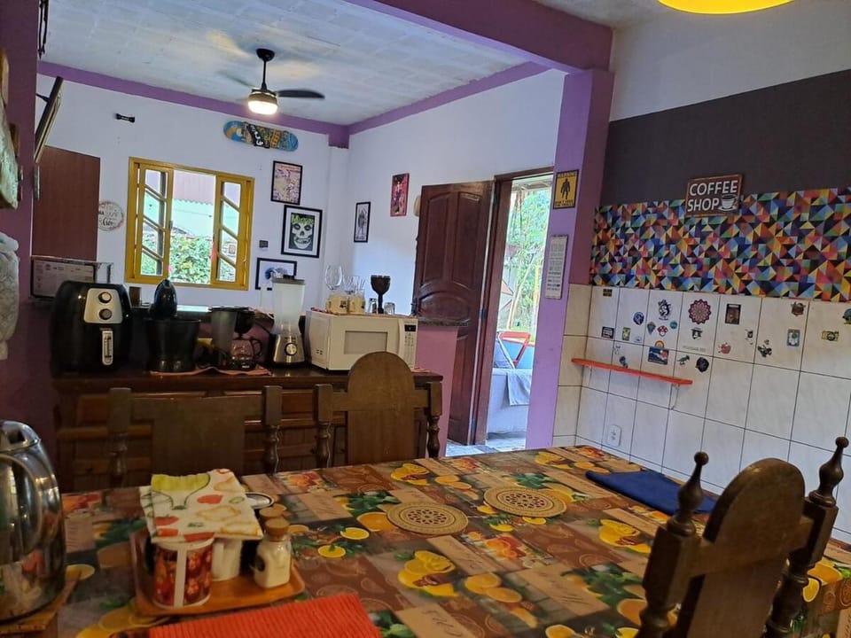 Perto de tudo em Lumiar com churrasqueira, fogão a lenha e estacionamento House in State of Rio de Janeiro