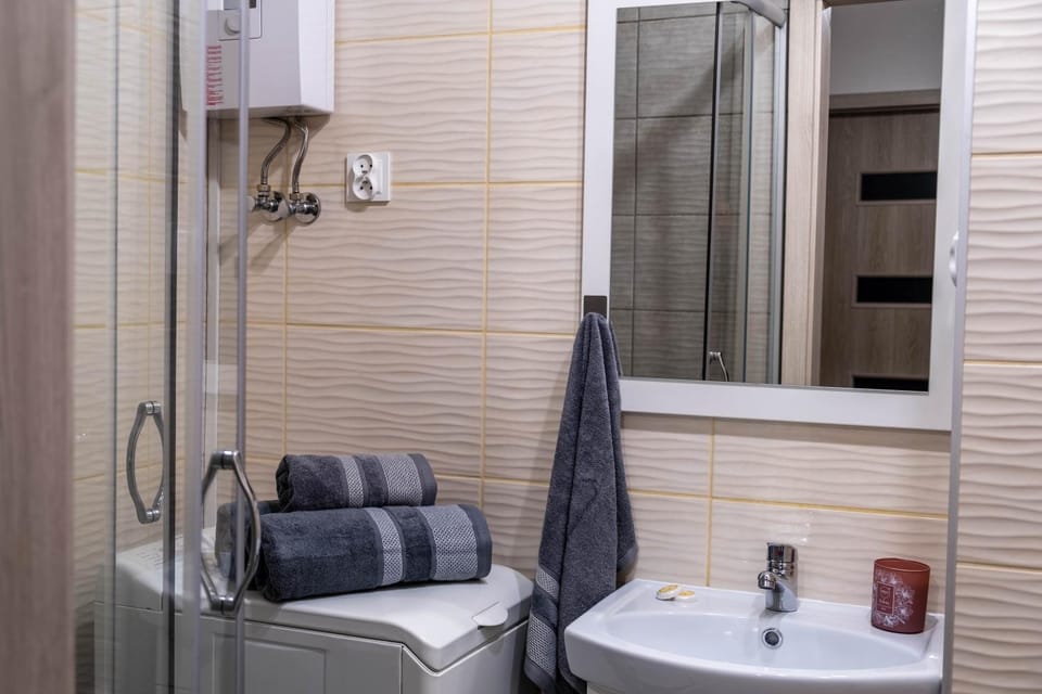 Shower, Bathroom, towels, washing machine
