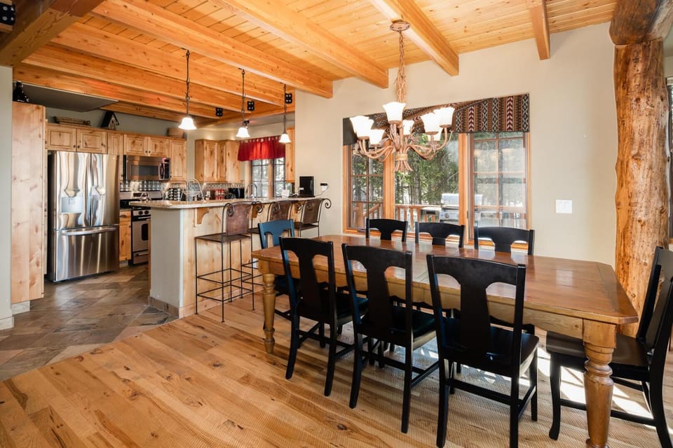 Kitchen or kitchenette, Dining area