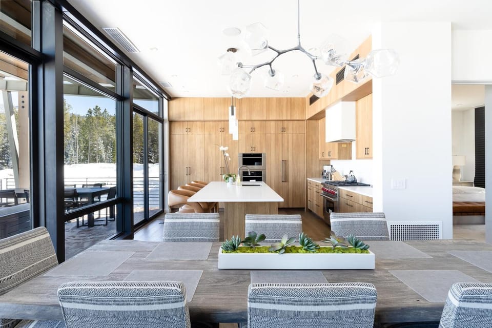 Kitchen or kitchenette, Dining area