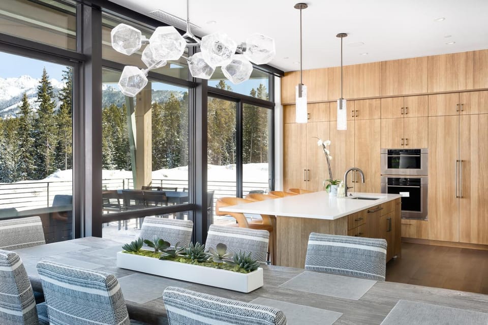 Kitchen or kitchenette, Dining area