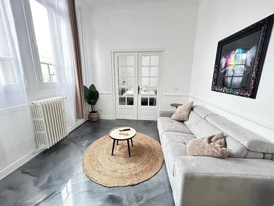 Élégant*Epoxy*Design&Décor Apartment in Normandy