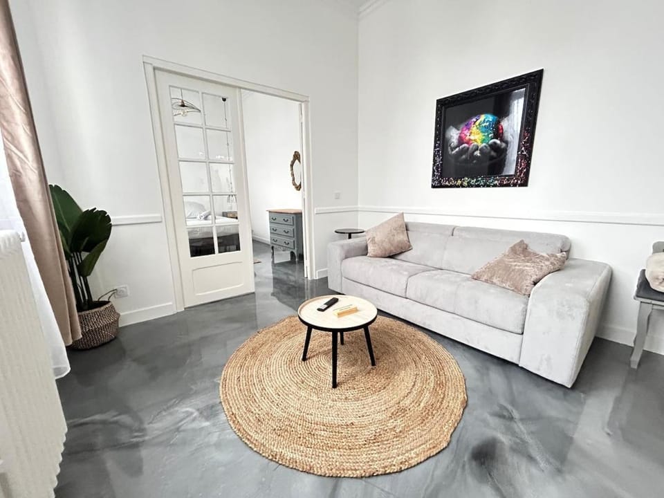 Élégant*Epoxy*Design&Décor Apartment in Normandy