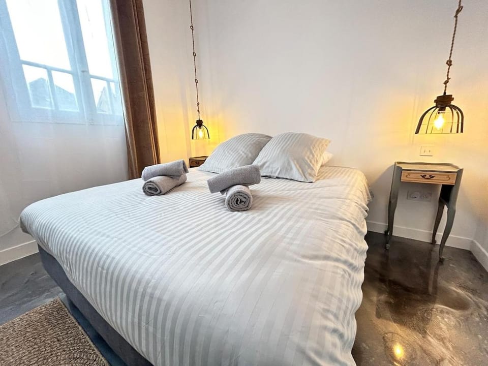 Élégant*Epoxy*Design&Décor Apartment in Normandy