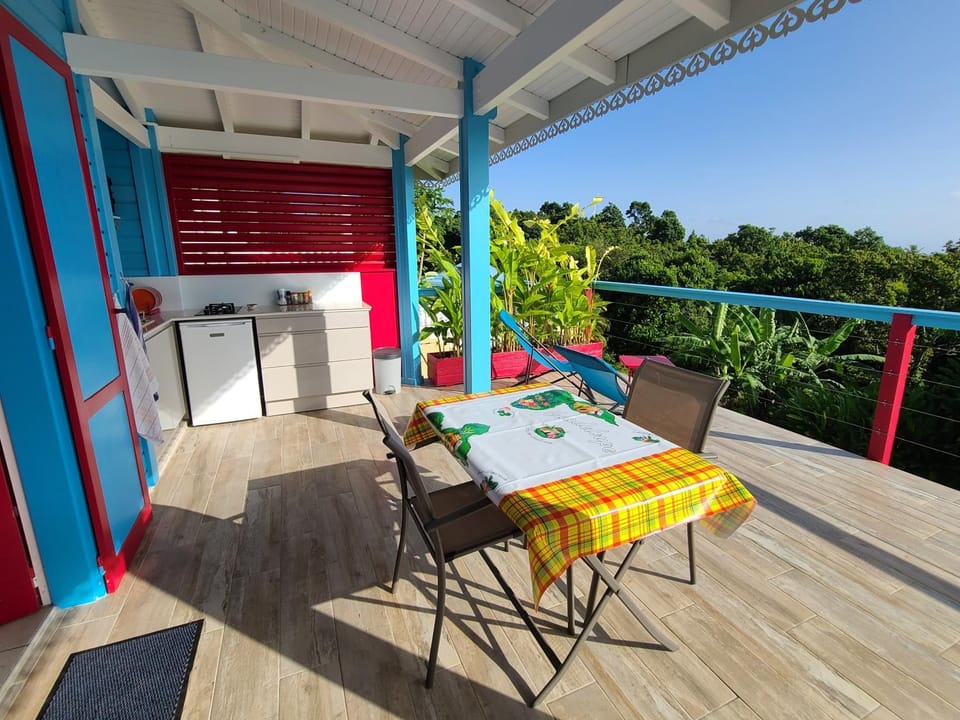 Coffee/tea facilities, Balcony/Terrace, Kitchen or kitchenette, Dining area, oven, storage, stove