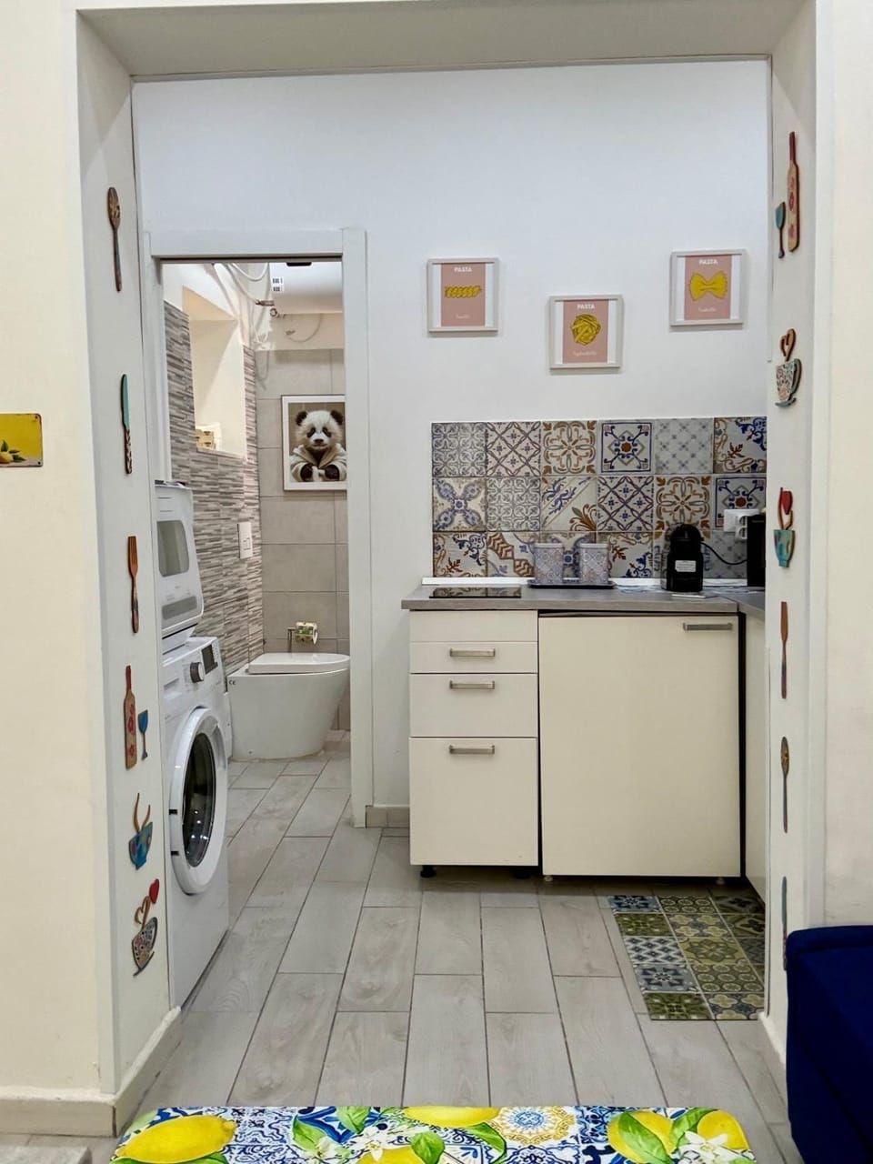 Kitchen or kitchenette, washing machine