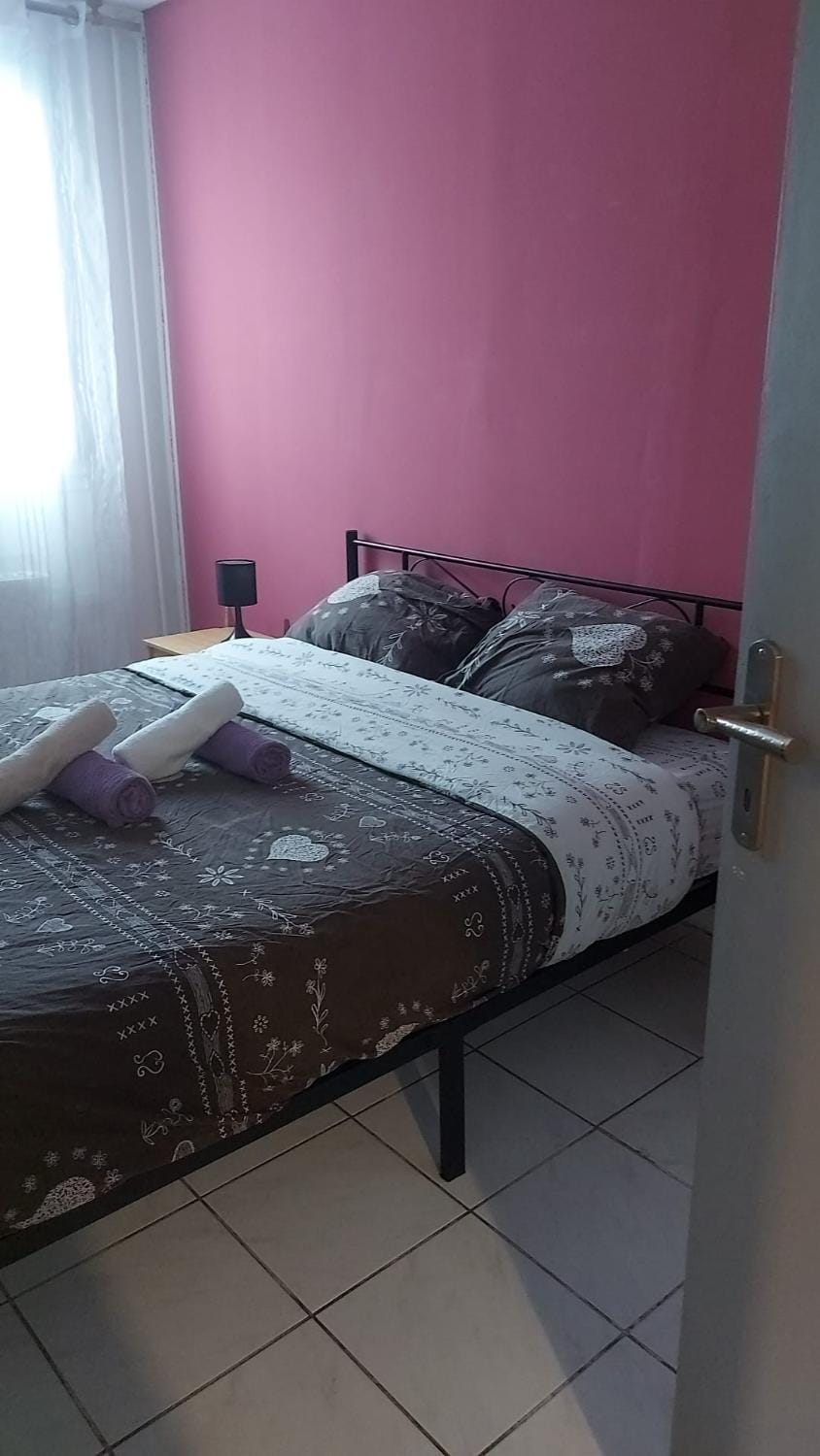 Bed, Bedroom, towels
