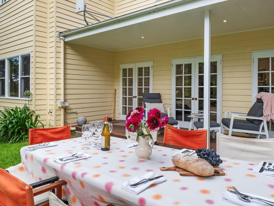 Patio, Food and drinks, Seating area