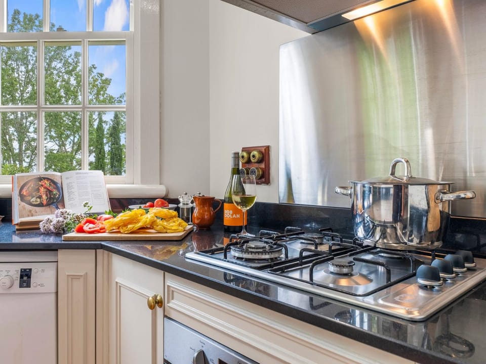 Coffee/tea facilities, Kitchen or kitchenette, dishwasher, stove, toaster