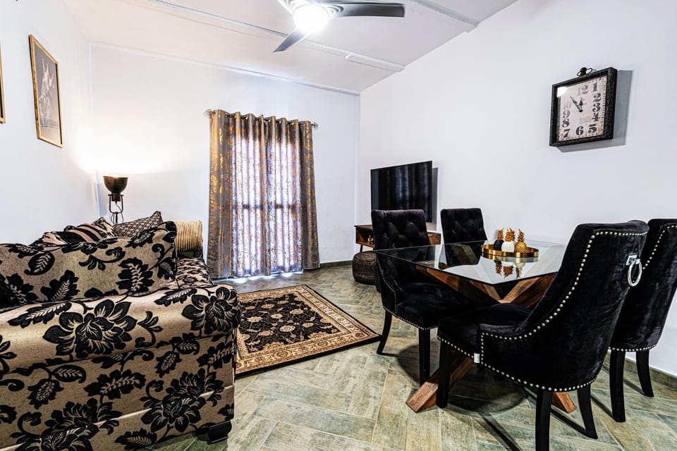 TV and multimedia, Living room, Lounge or bar, Seating area, Dining area, fireplace