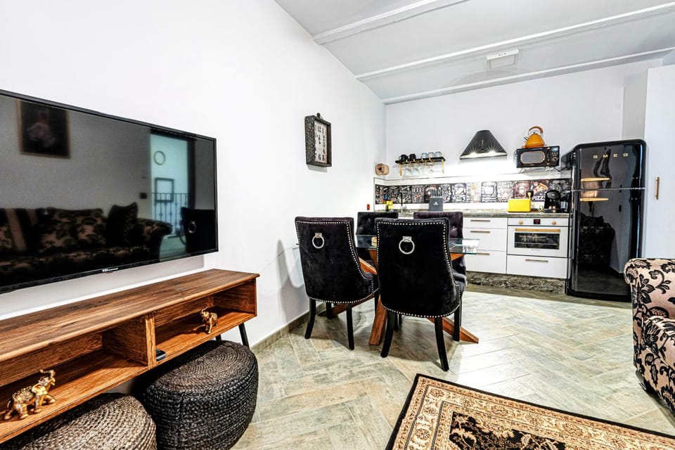 TV and multimedia, Kitchen or kitchenette, Living room, Seating area, Dining area