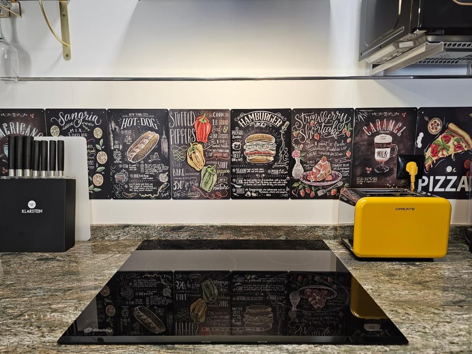 Kitchen or kitchenette, minibar