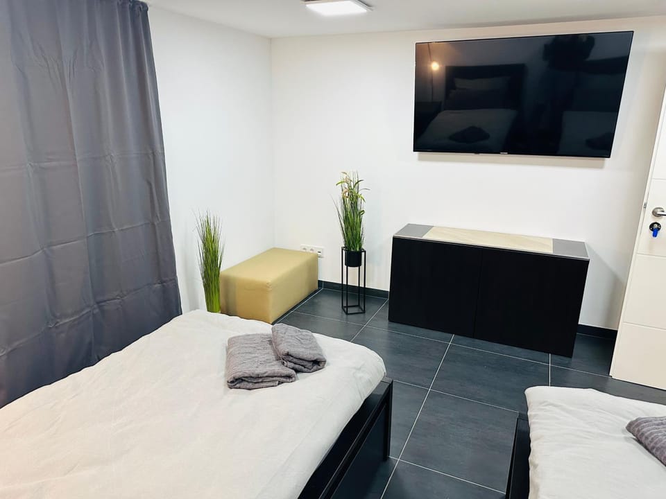 Bed, TV and multimedia, Bedroom, towels
