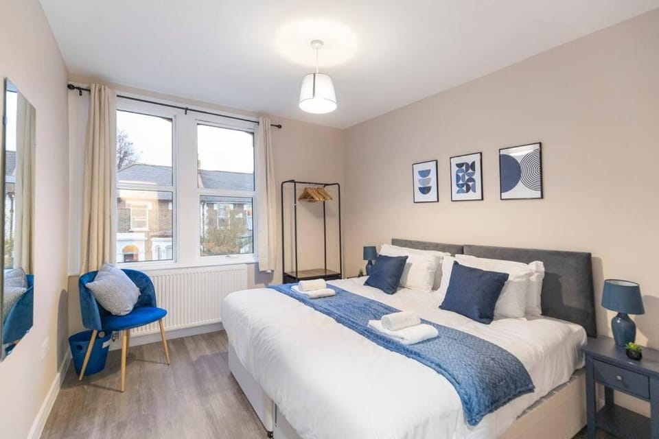 Convenient spacious house next Seven sisters station London Apartment in London