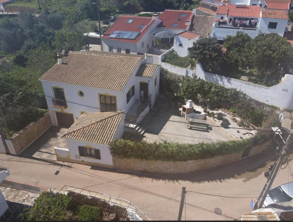 Property building, Day, Neighbourhood, Bird's eye view, Landmark view, Street view, Location