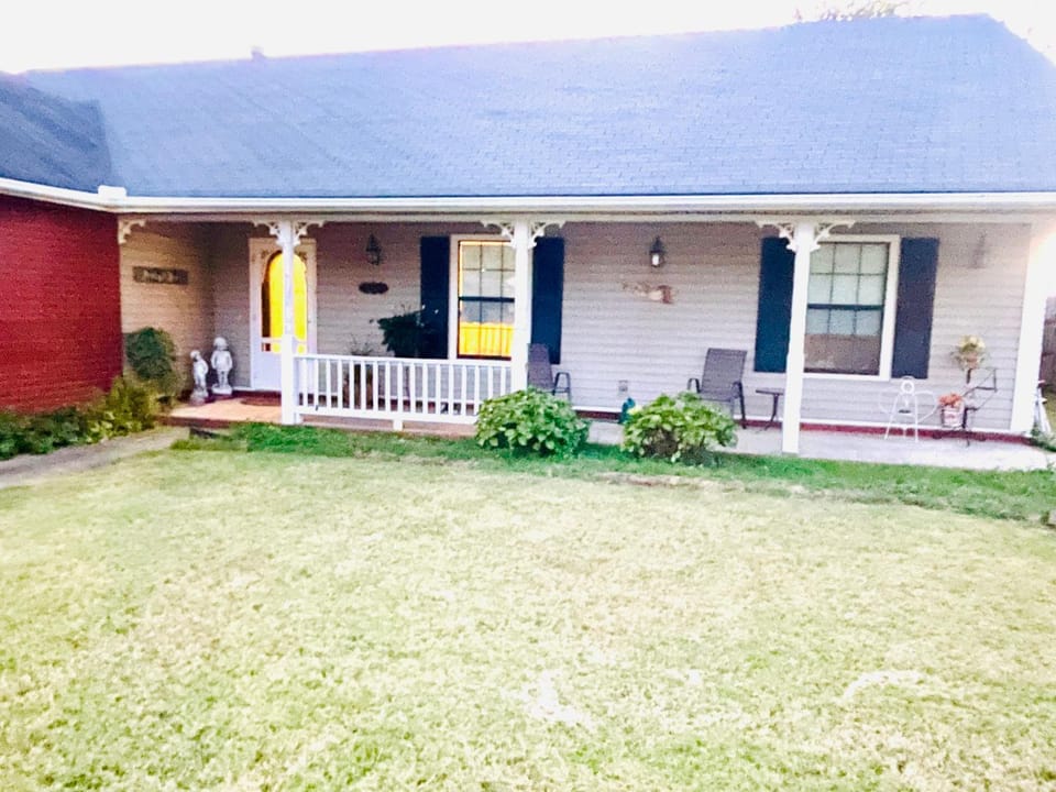 Cozy house centrally located close to everything in NWA House in Springdale