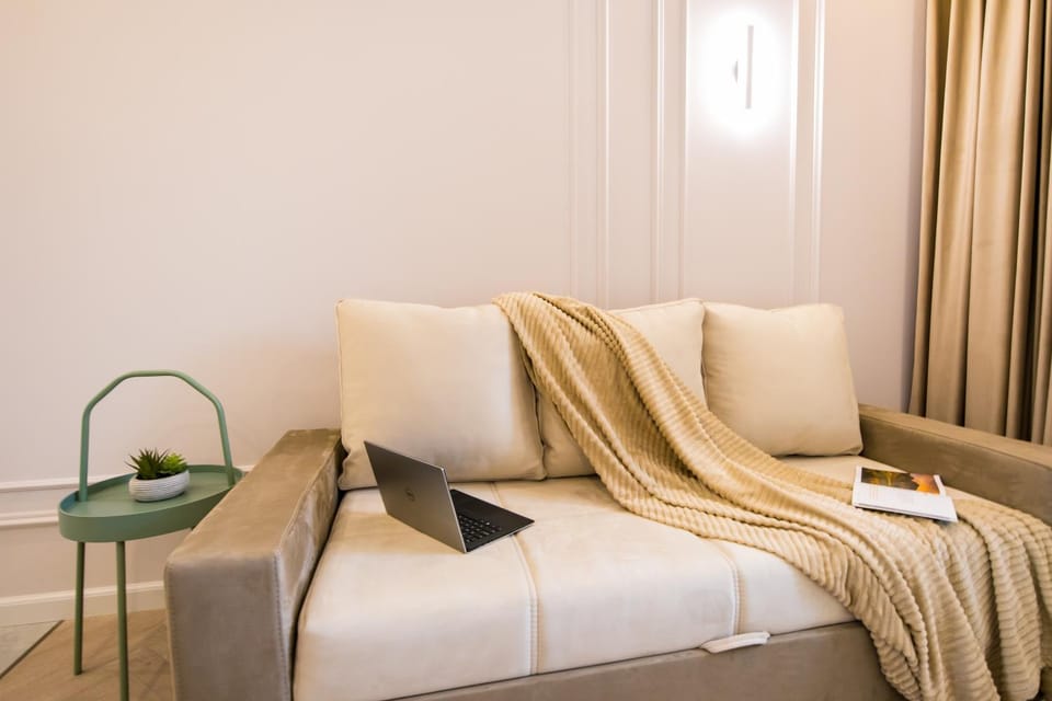 Bed, Living room, Seating area