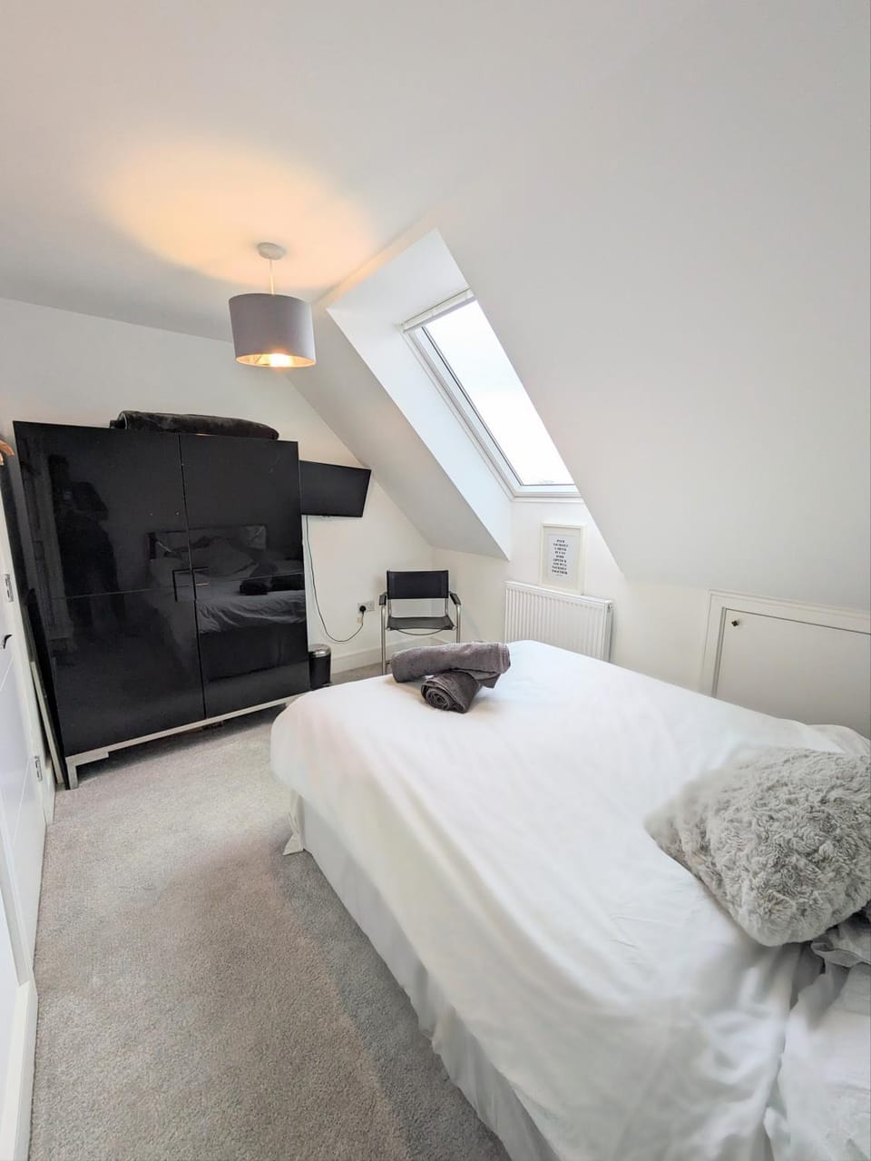 Bed, TV and multimedia, Photo of the whole room, Bedroom