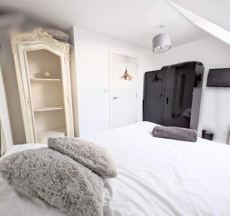Bed, TV and multimedia, Photo of the whole room, Bedroom, towels, wardrobe