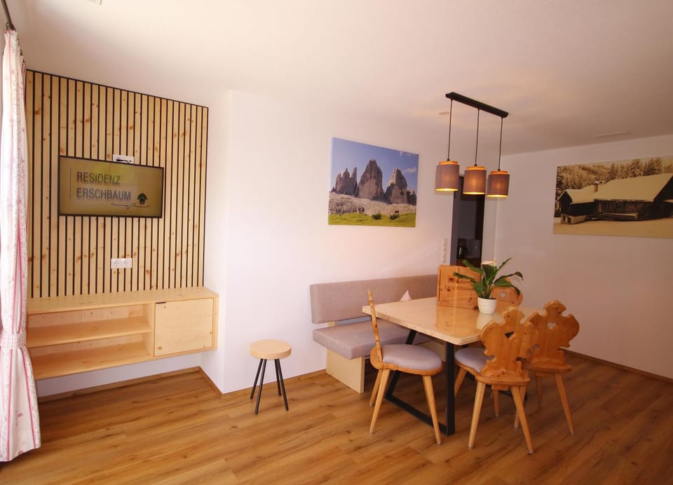 Day, Living room, Seating area, kitchen