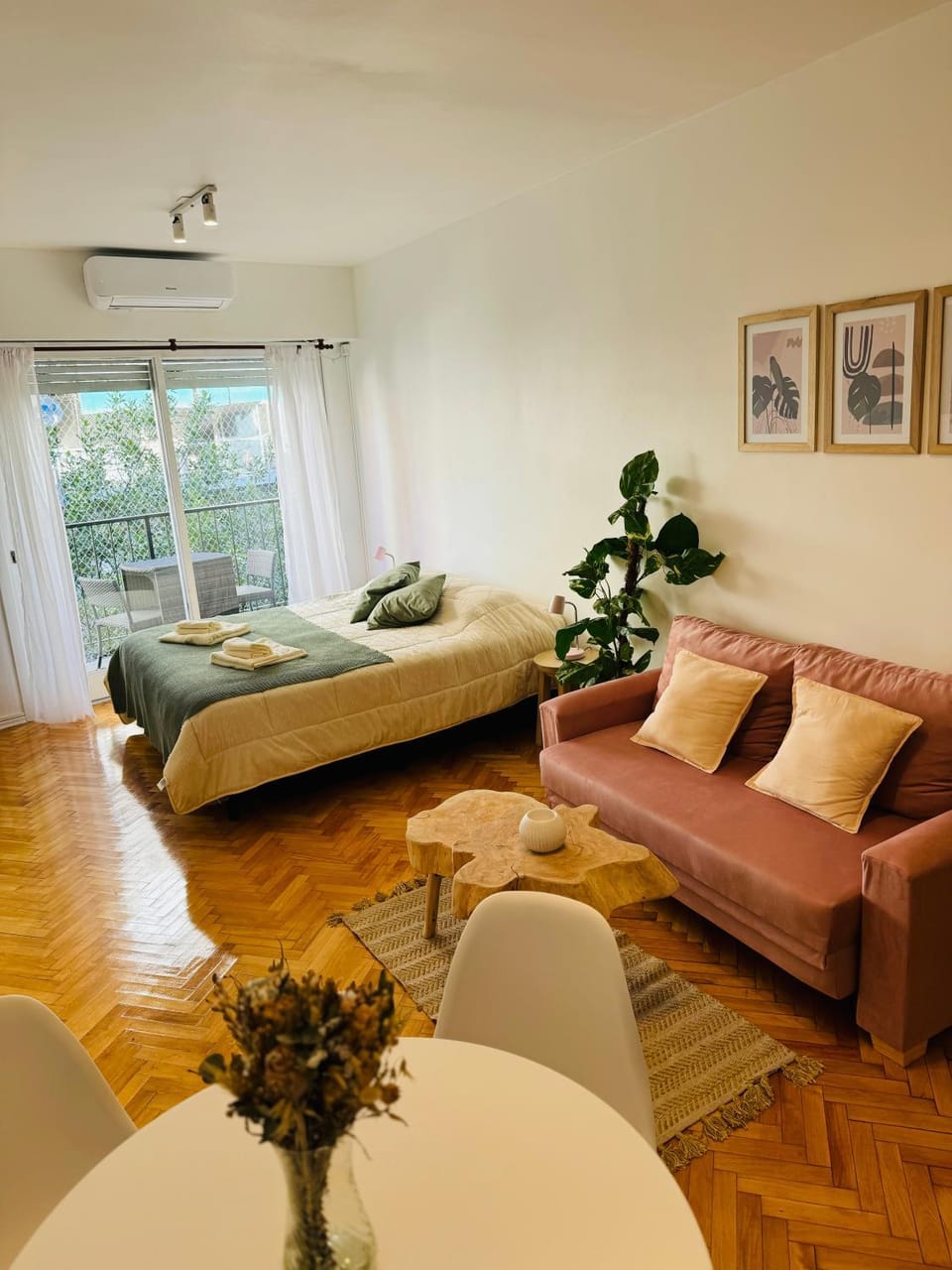 Bed, Living room, Photo of the whole room, Seating area, Bedroom
