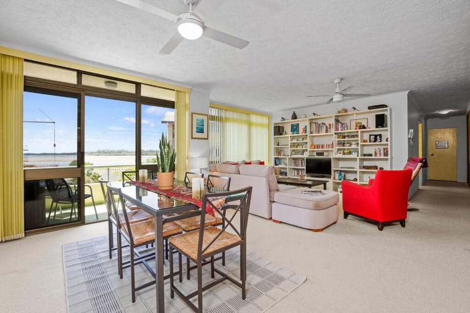 Dining area, fireplace