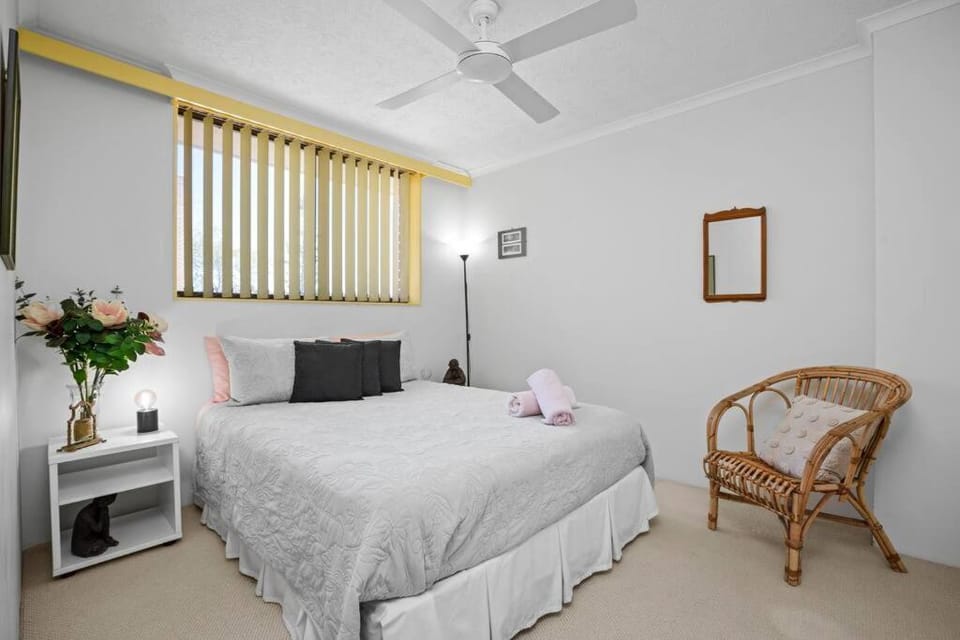 Bed, Photo of the whole room, Bedroom, fireplace