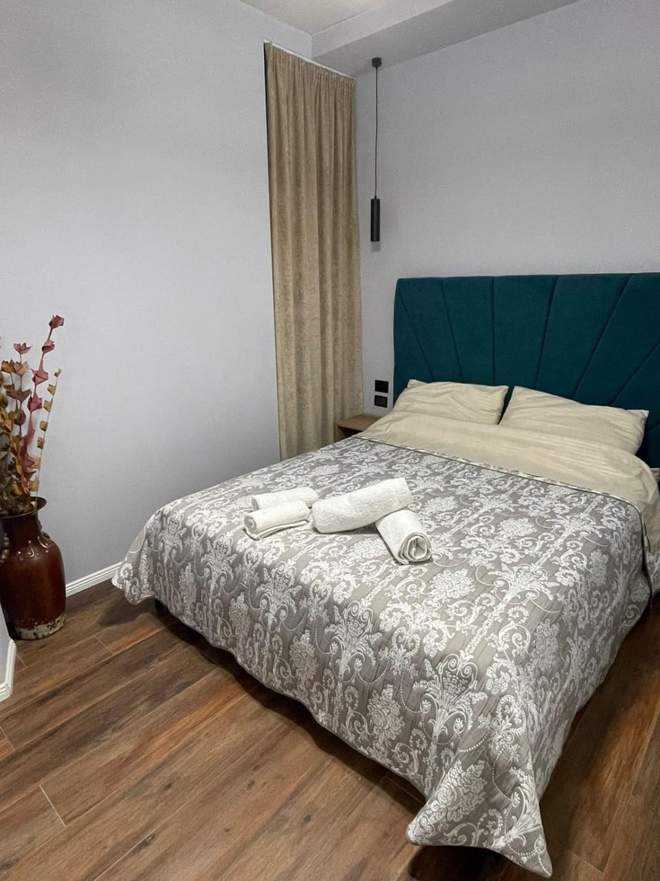 Bed, Bedroom, towels