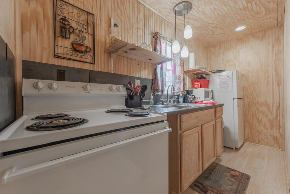 Kitchen or kitchenette, minibar, pet friendly, stove
