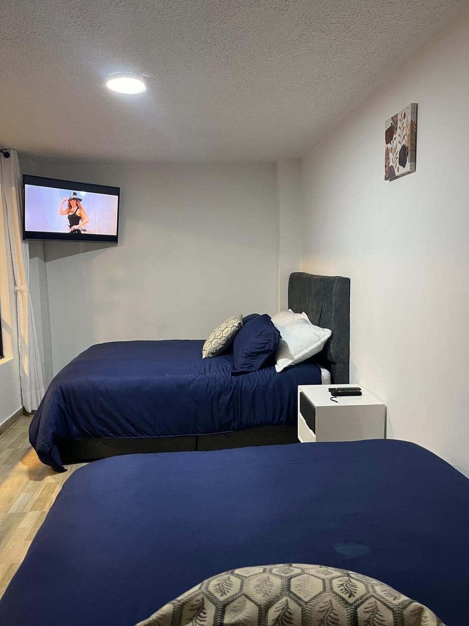 Bed, TV and multimedia, Photo of the whole room, Bedroom