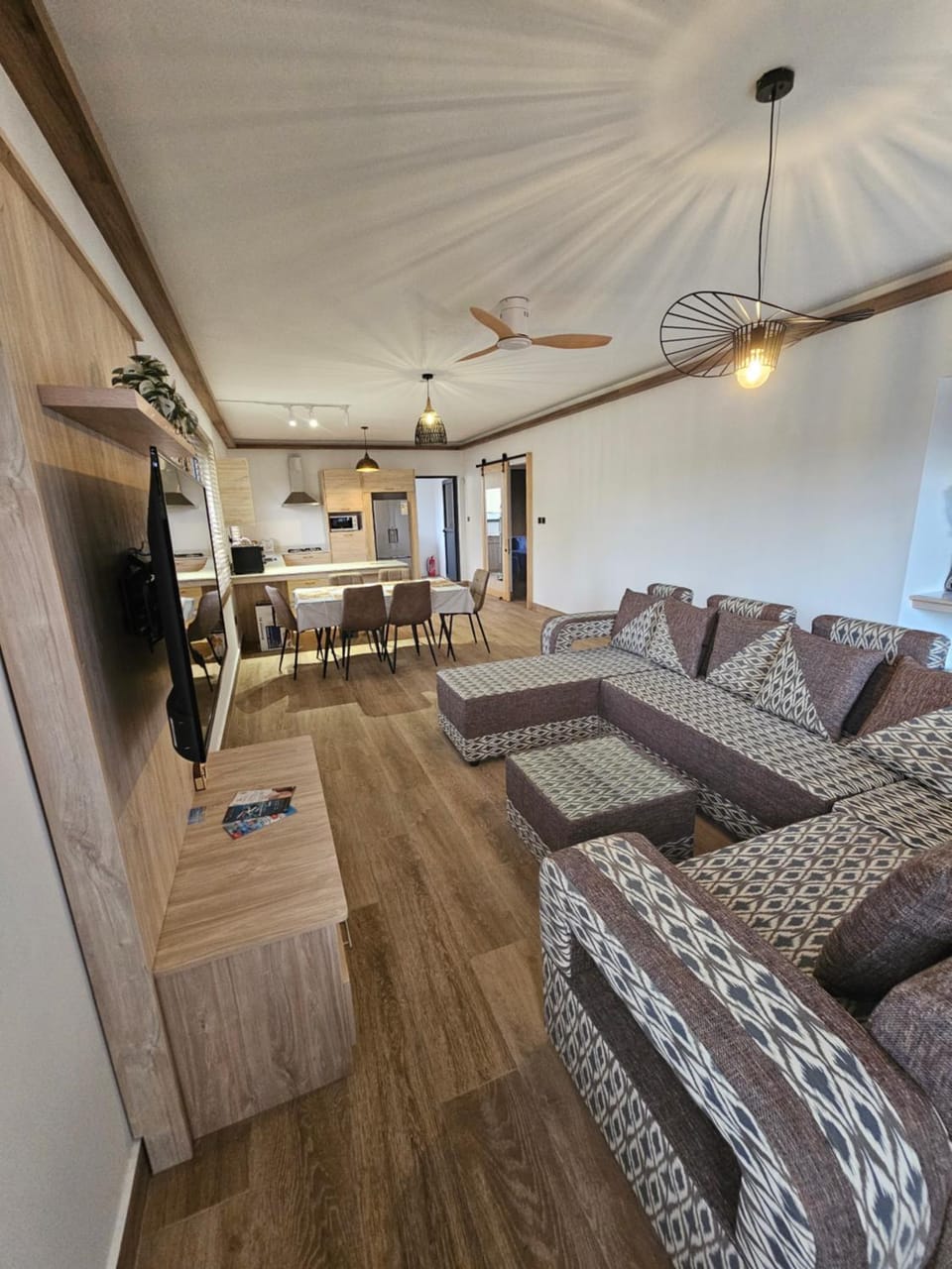 TV and multimedia, Kitchen or kitchenette, Dining area