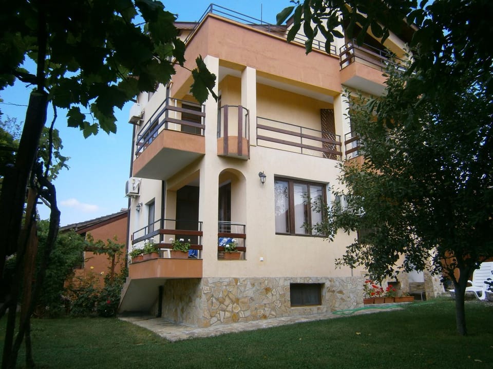 Guest House Hristovi Bed and Breakfast in Burgas Province