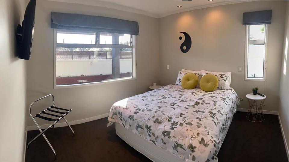 TV and multimedia, Photo of the whole room, Bedroom
