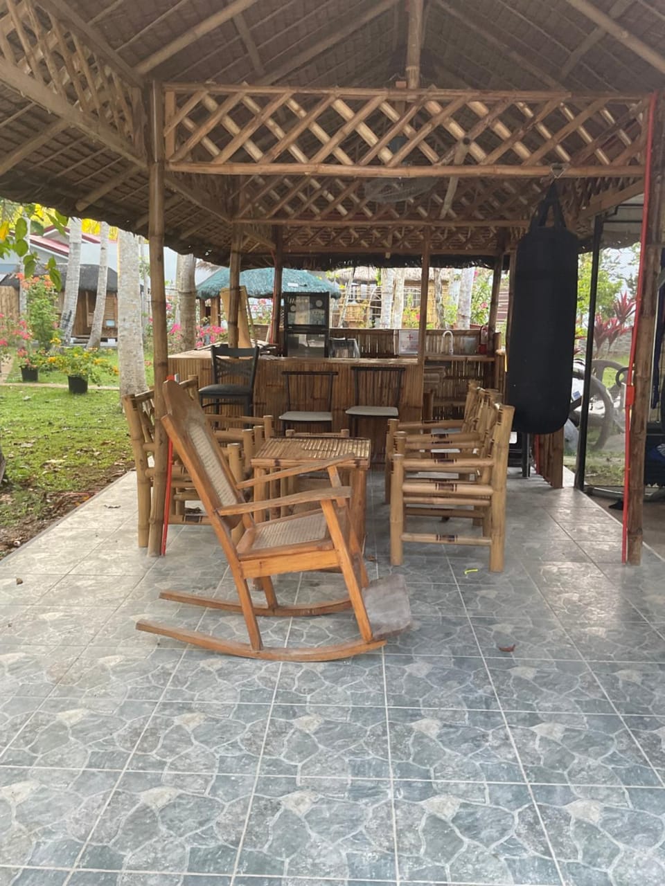 Restaurant/places to eat, BBQ facilities, Seating area