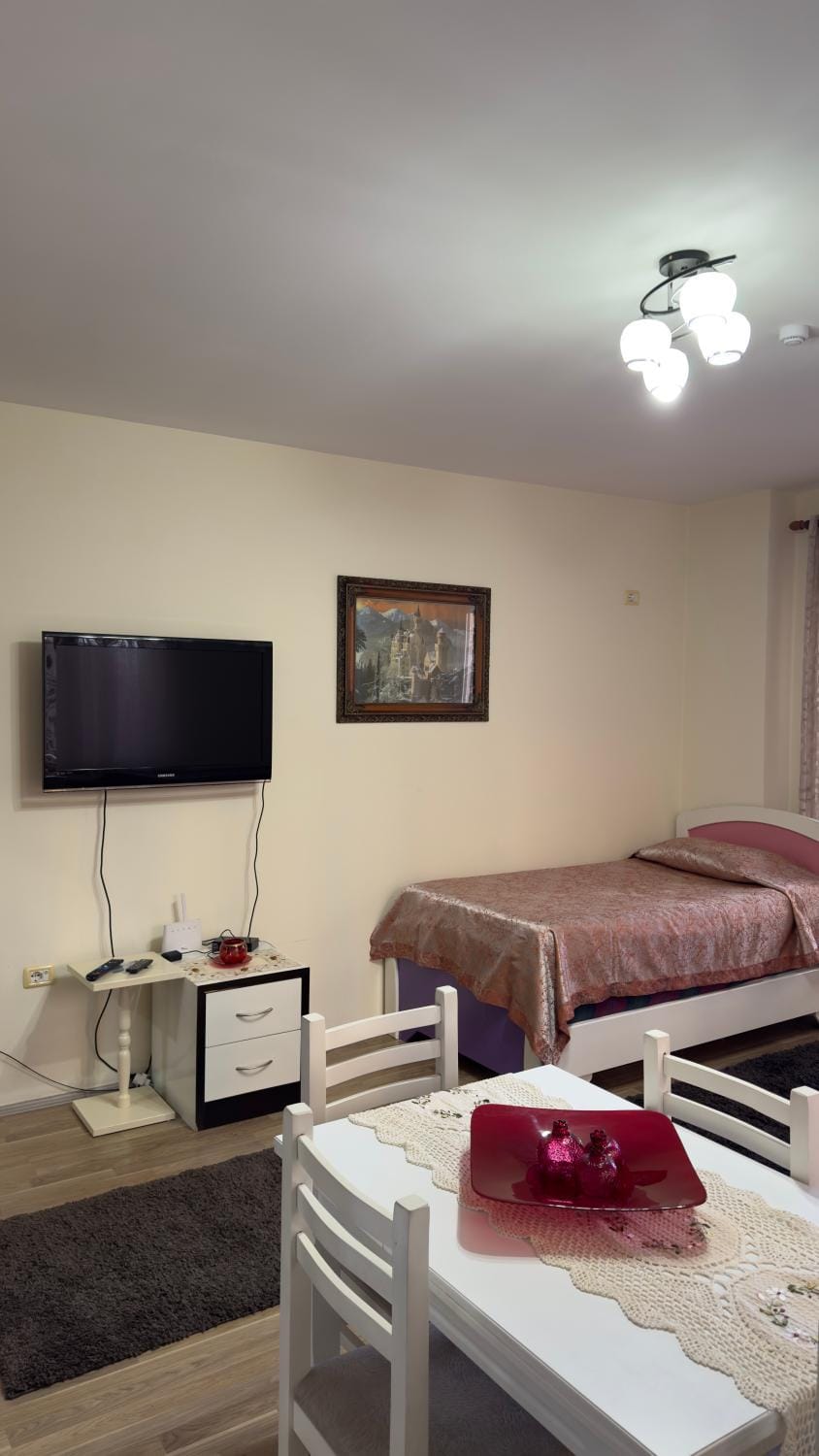 Communal lounge/ TV room, Bed, TV and multimedia, Living room, Bedroom