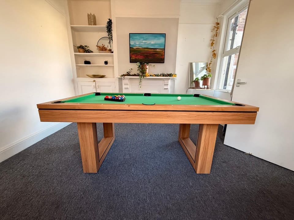 5 Beds Pool Table Parking Contractor Stay House in Nottingham