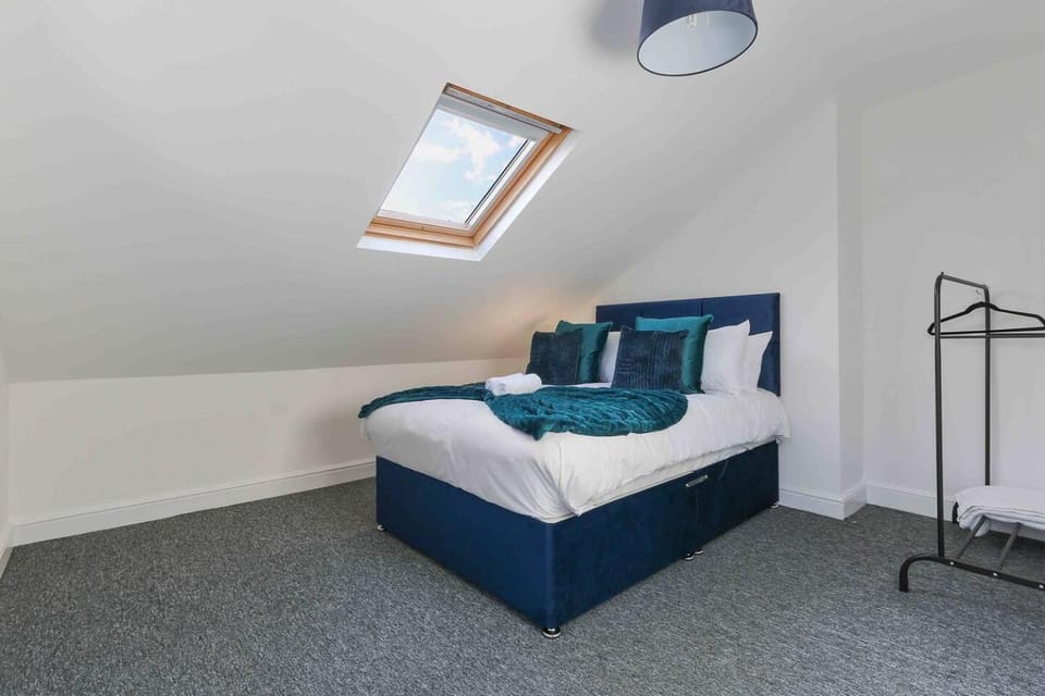5 Beds Pool Table Parking Contractor Stay House in Nottingham