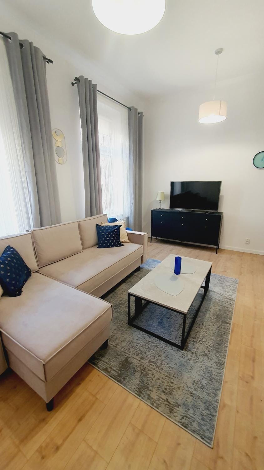 TV and multimedia, View (from property/room), Living room, Street view