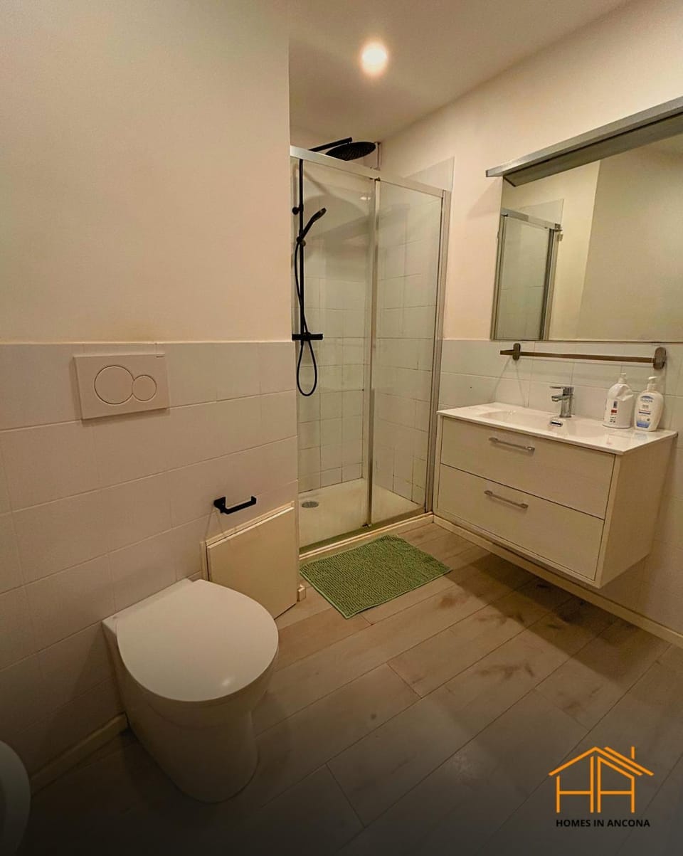 Shower, Toilet, Bathroom, towels