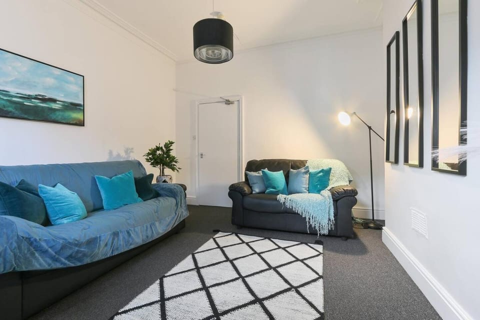 Prime Location Stylish 4-Bed House near Trent Br House in Nottingham