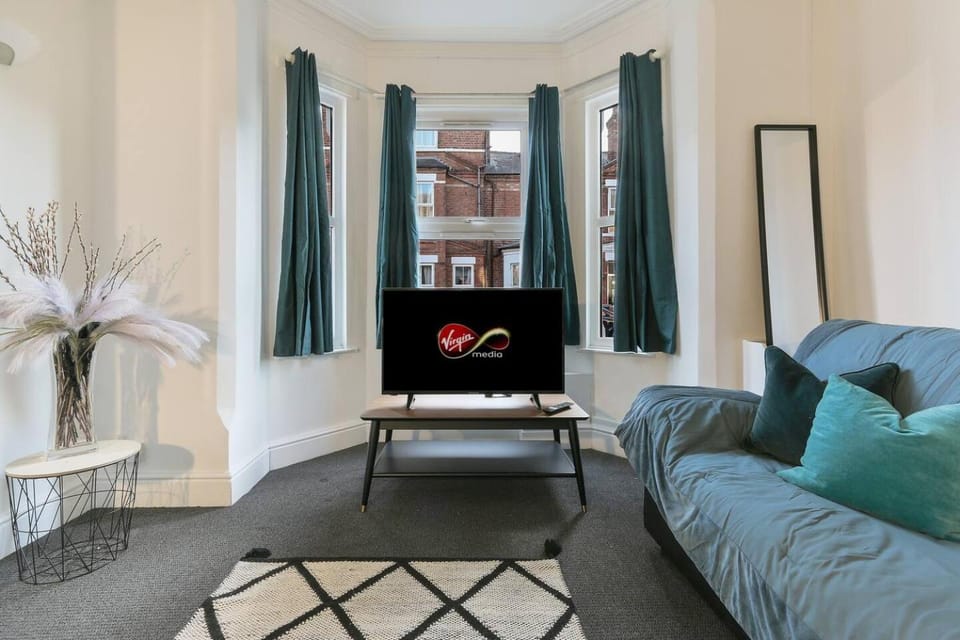Prime Location Stylish 4-Bed House near Trent Br House in Nottingham