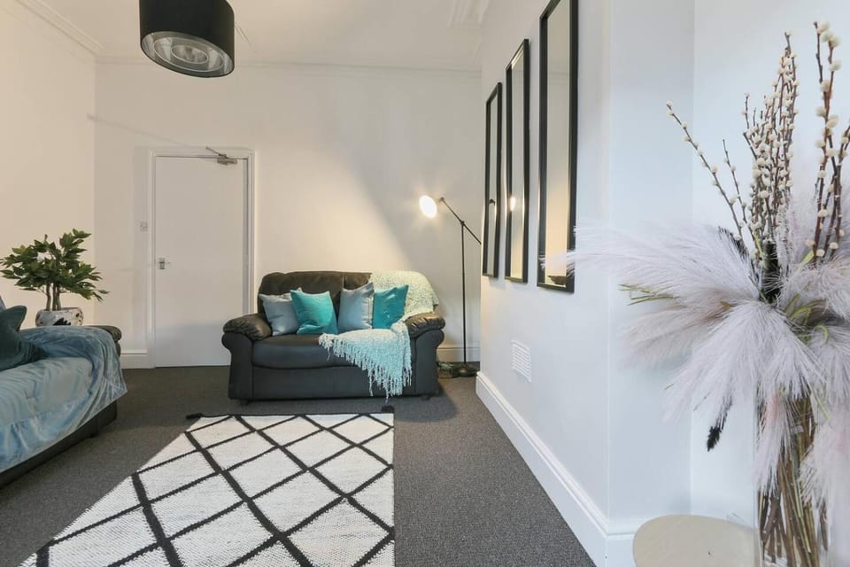 Prime Location Stylish 4-Bed House near Trent Br House in Nottingham