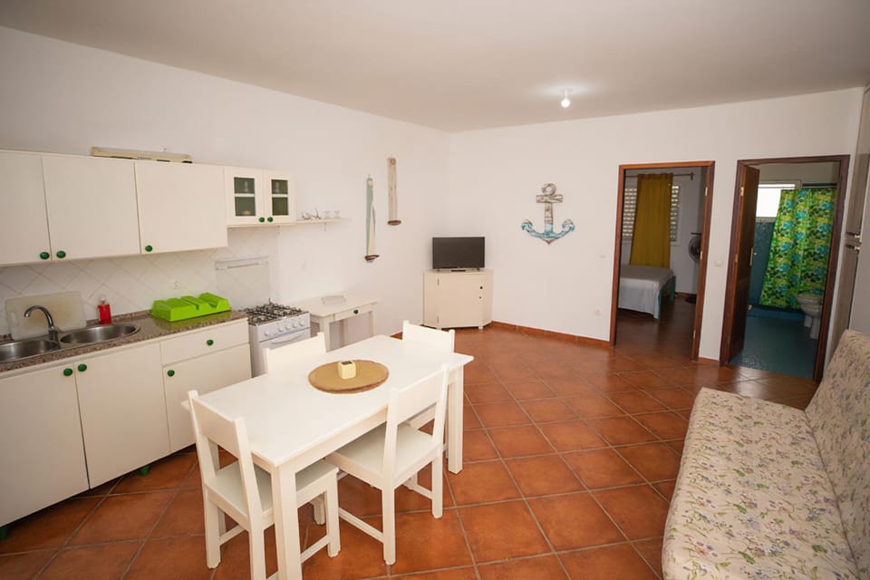 Kitchen or kitchenette, Dining area, oven, pet friendly, stove