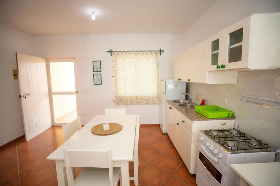 Kitchen or kitchenette, Dining area, oven, pet friendly, stove
