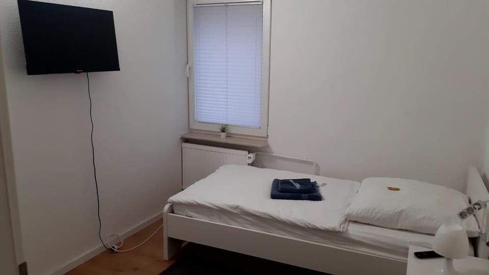 Bed, TV and multimedia, Bedroom