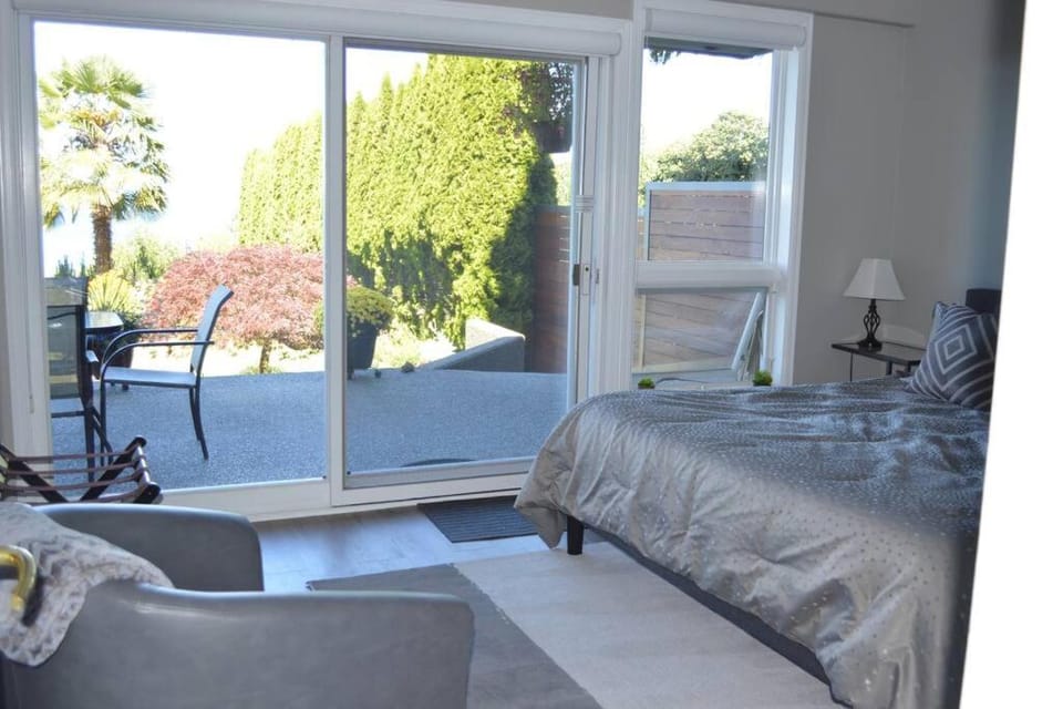 1-Bedroom Seaview Guesthouse on Seattle Luxury Estate with Views of Olympic Mountains Apartment in Seattle