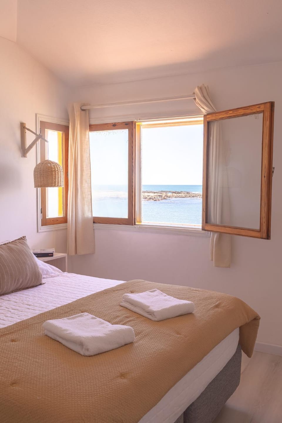 Photo of the whole room, Sea view
