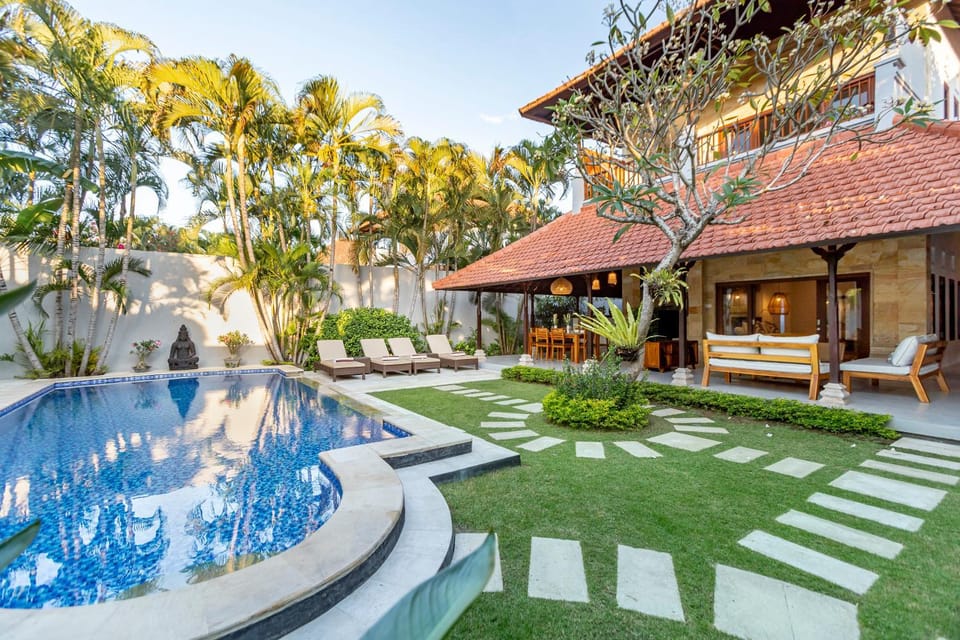 Property building, Garden, Garden view, Pool view, Swimming pool, sunbed